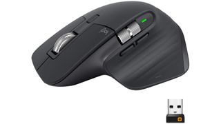 Logitech Mx Master 3 og USB-mottaker mot hvit bakgrunn