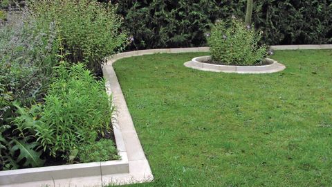 13 Garden Edging Ideas Keep Your Lawn, How To Install A Stone Garden Border