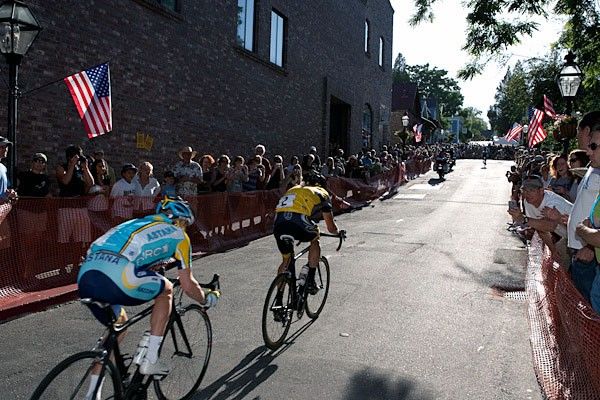 Lance Armstrong and Levi Leipheimer lead the field.