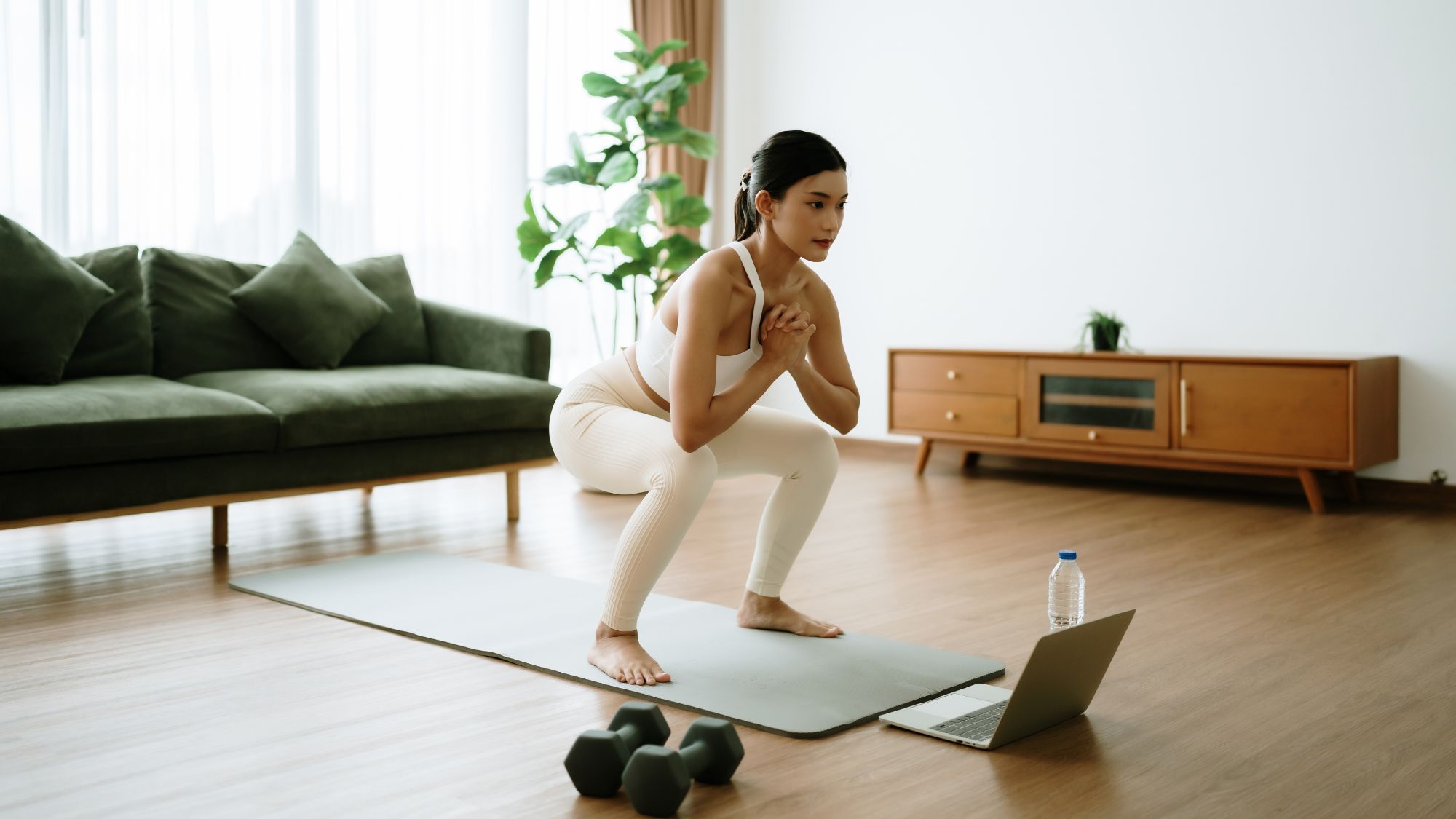 Split squat benefits: Woman doing a squat