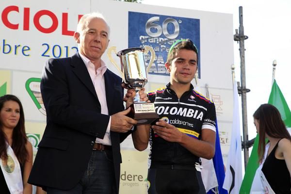 2012 Coppa Sabatini champion Fabio Duarte (Colombia-Coldeportes) with his winner's trophy.