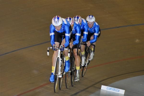 The Victorian under-17 pursuit team at full speed.