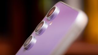 En närbild på kameramodulen på baksidan av en lila Samsung Galaxy S23 FE.