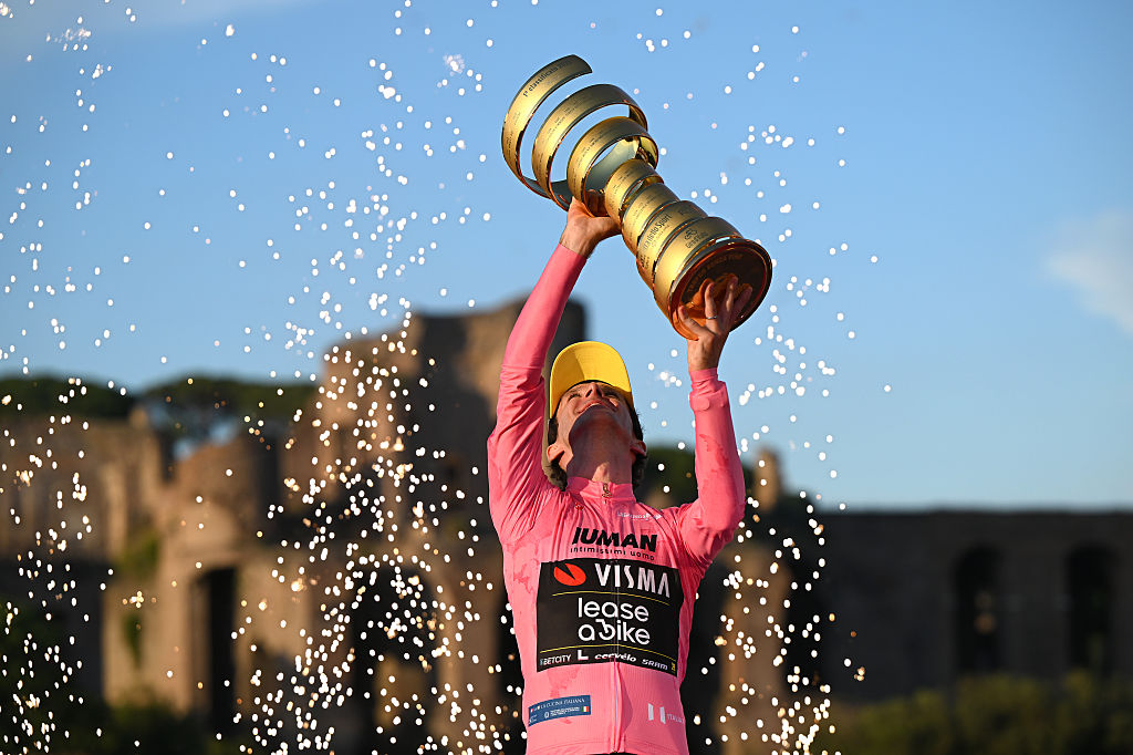simon Yates lifts the 2025 Giro d&#039;Italia trophy