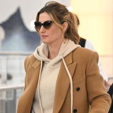 gisele bundchen airport outfit