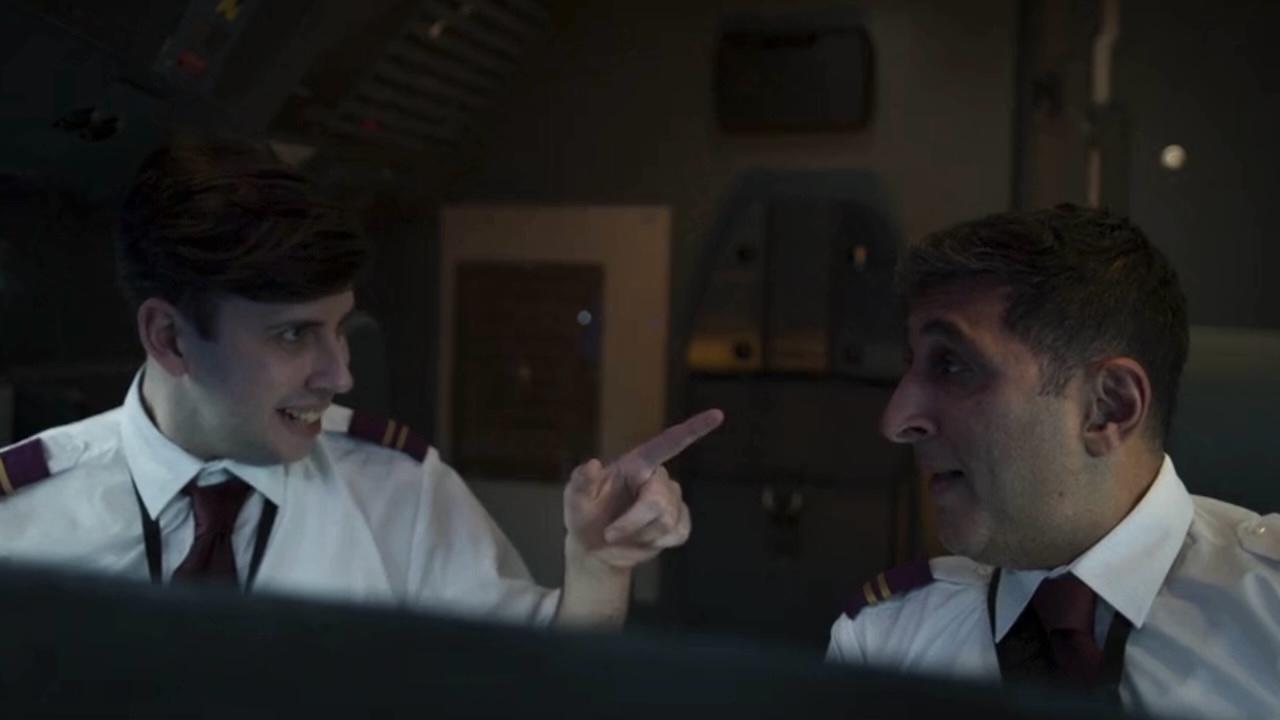 「ファイト・オア・フライト」のコックピットで会話している間、一方のパイロットがもう一方のパイロットを指差している