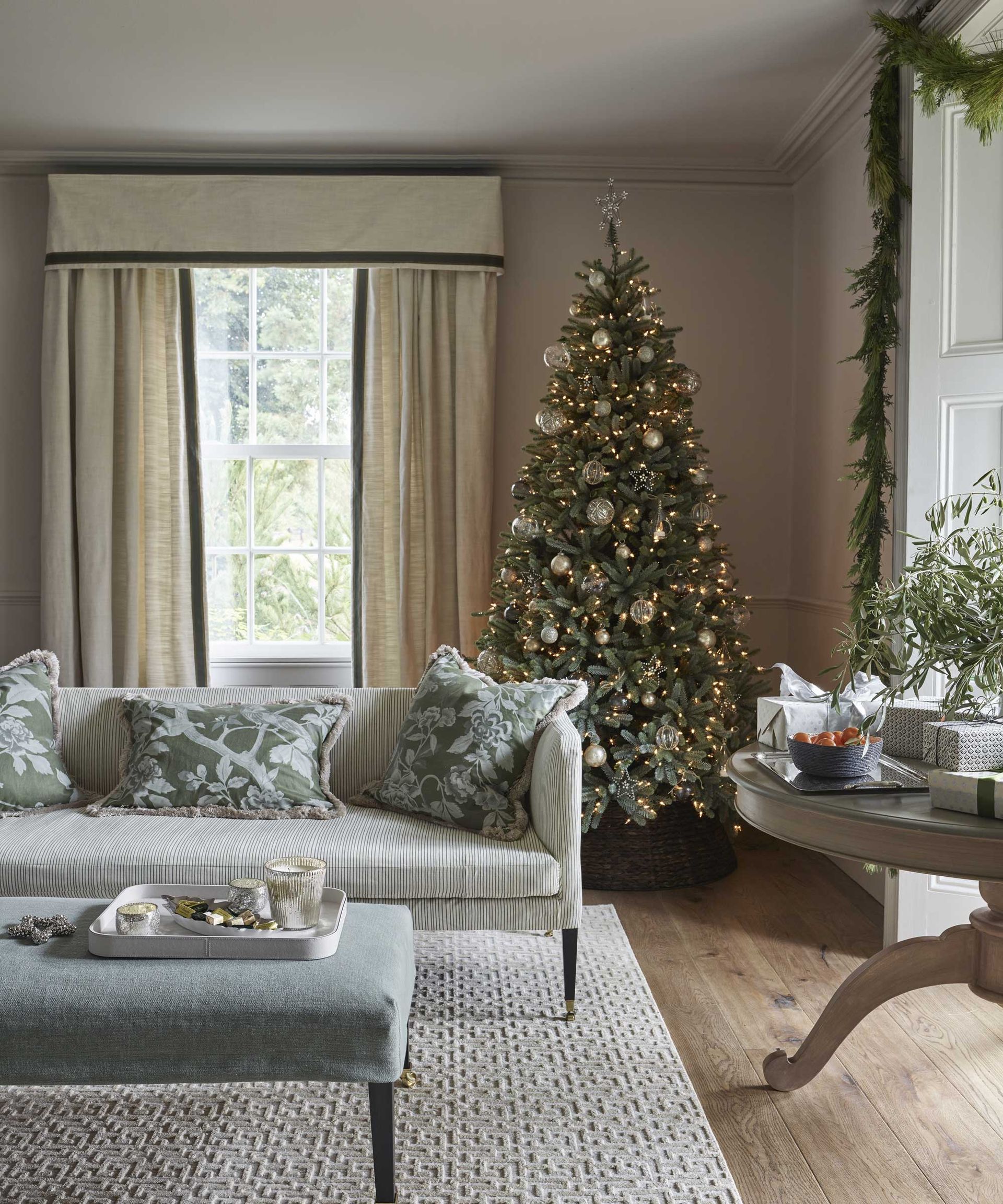 Setting Up Your Christmas Tree: Step By Step Instructions - hrlc3in