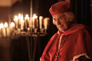 Jonathan Pryce plays Cardinal Wolsey