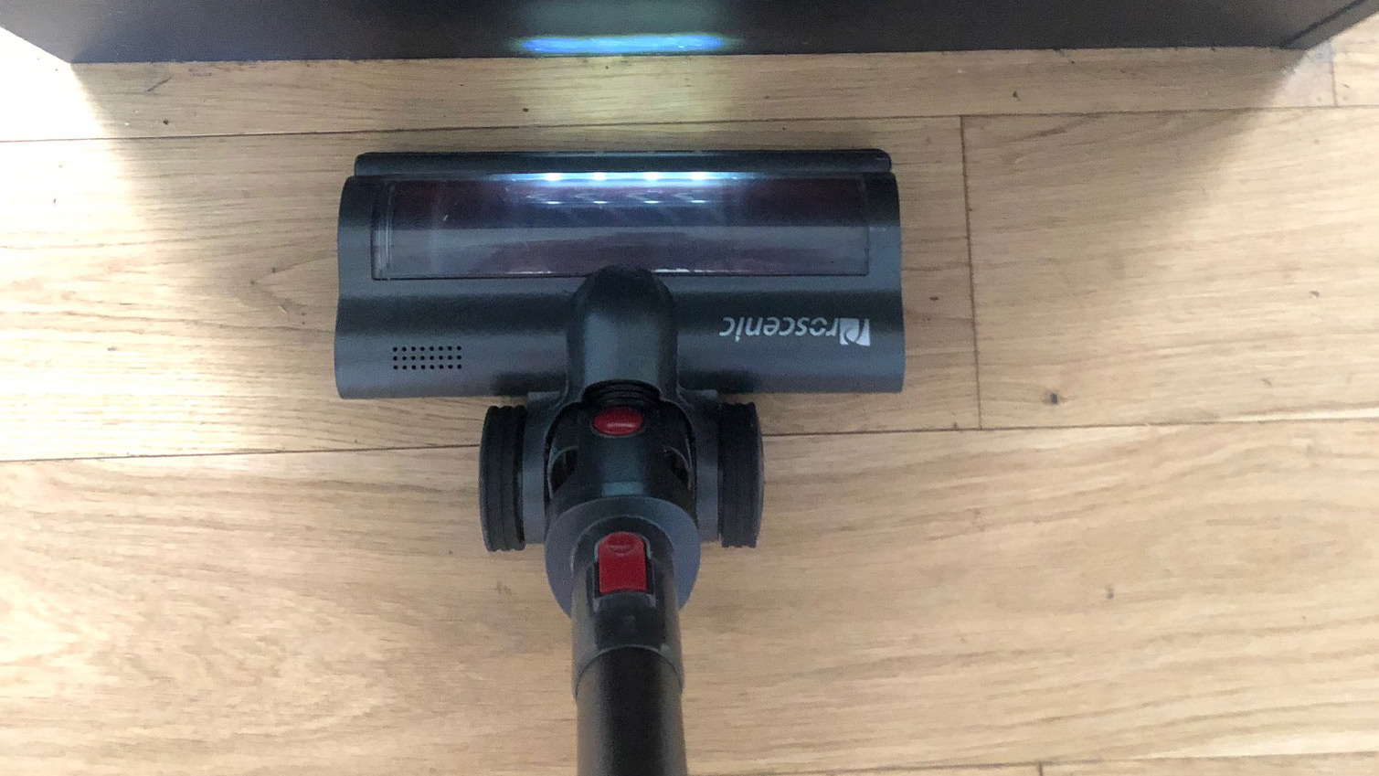 The floor clenaing head of the Proscenic P11 cordless vacuum cleaner has LEDs to make cleaning in dark corners easier