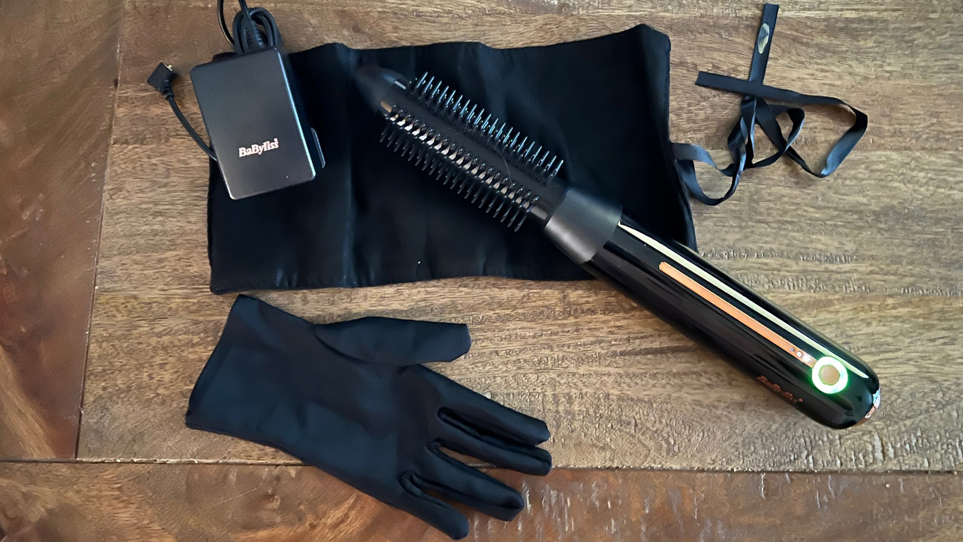 The BaByliss 900 cordless hot brush with all its accessories