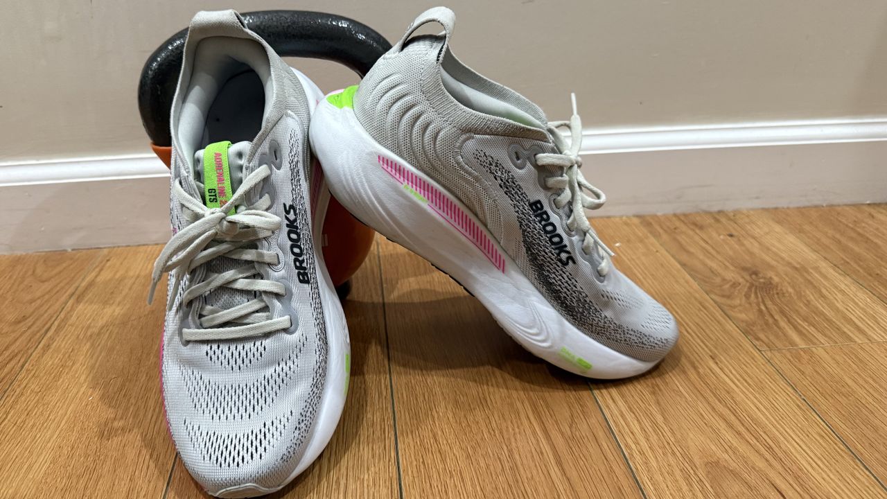 Brooks Adrenaline GTS 25 presented on a wooden floor