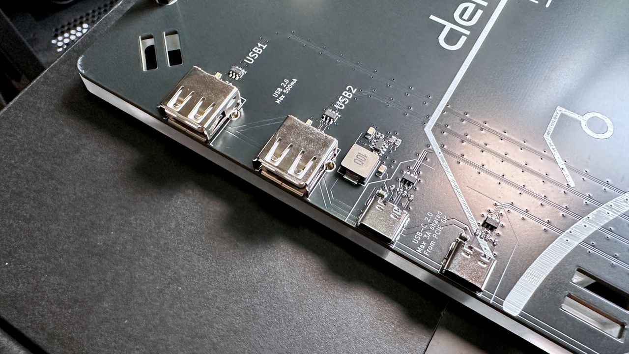 A close-up photo of the USB ports on a Thermal Grizzly Der8enchtable test platform