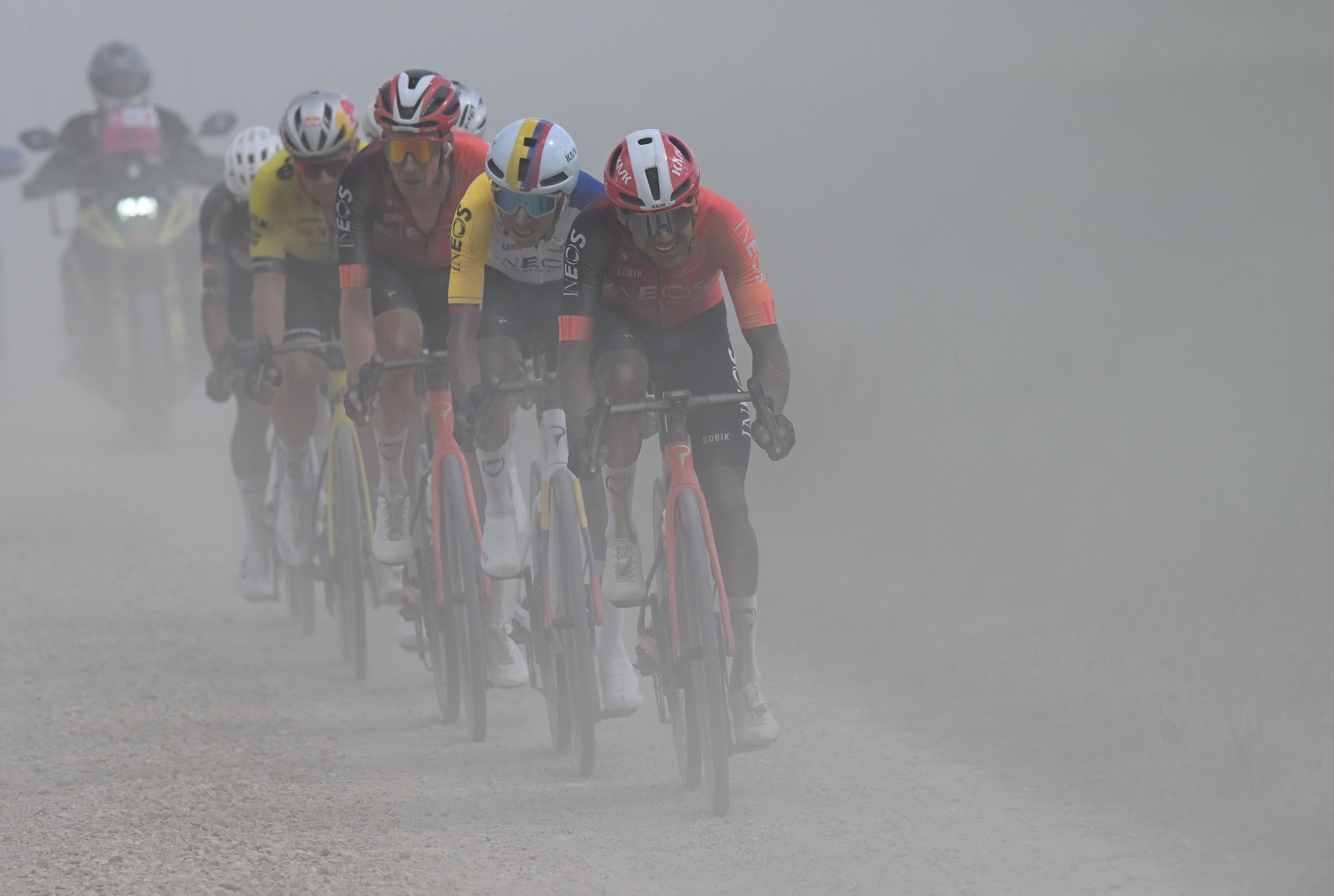 Giro d'Italia Stage 9 Live - Roglič and Pidcock crash as carnage starts on Tuscan gravel