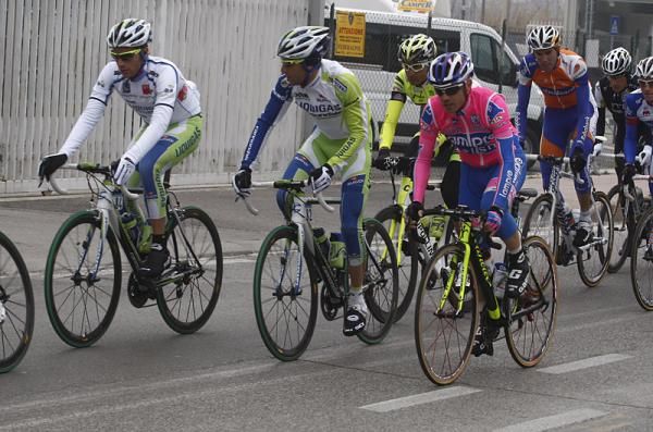 Damiano Caruso(Liquigas - Cannondale) and others roll out