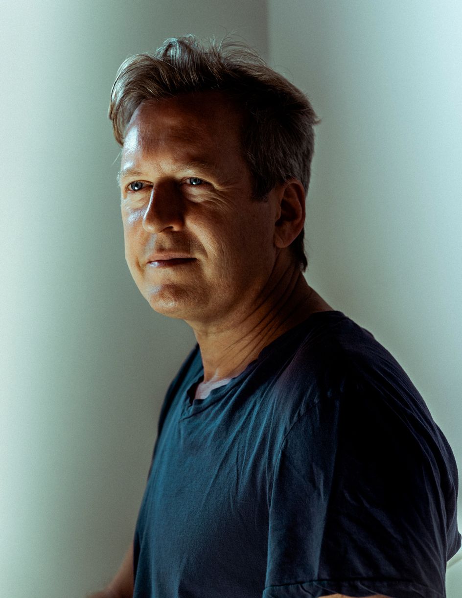 A portrait of Doug Aitken.