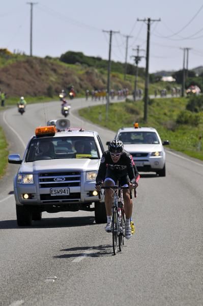 The peloton has the two leaders in sight.