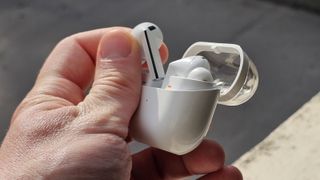 Le Samsung Galaxy Buds 3 Pro sur un fond de feuilles.