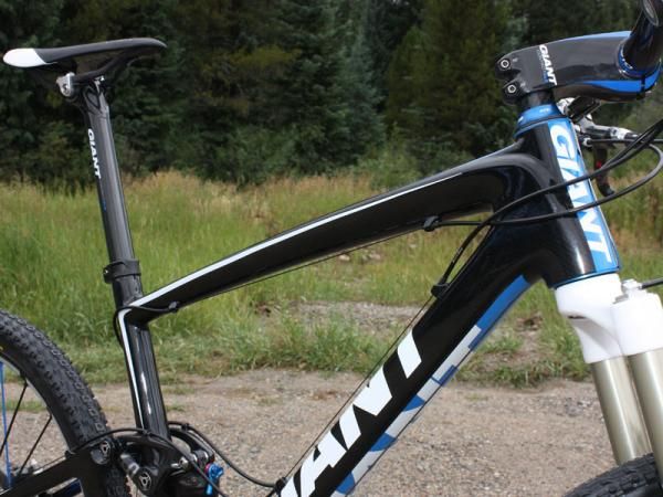 Giant foregoes its more typical bent top tube for a straighter design on the new Anthem Advanced SL.