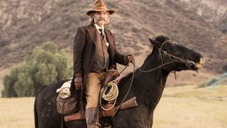 Beste western-filmer: Bone Tomahawk (2015). Kurt Russel rir på en hest