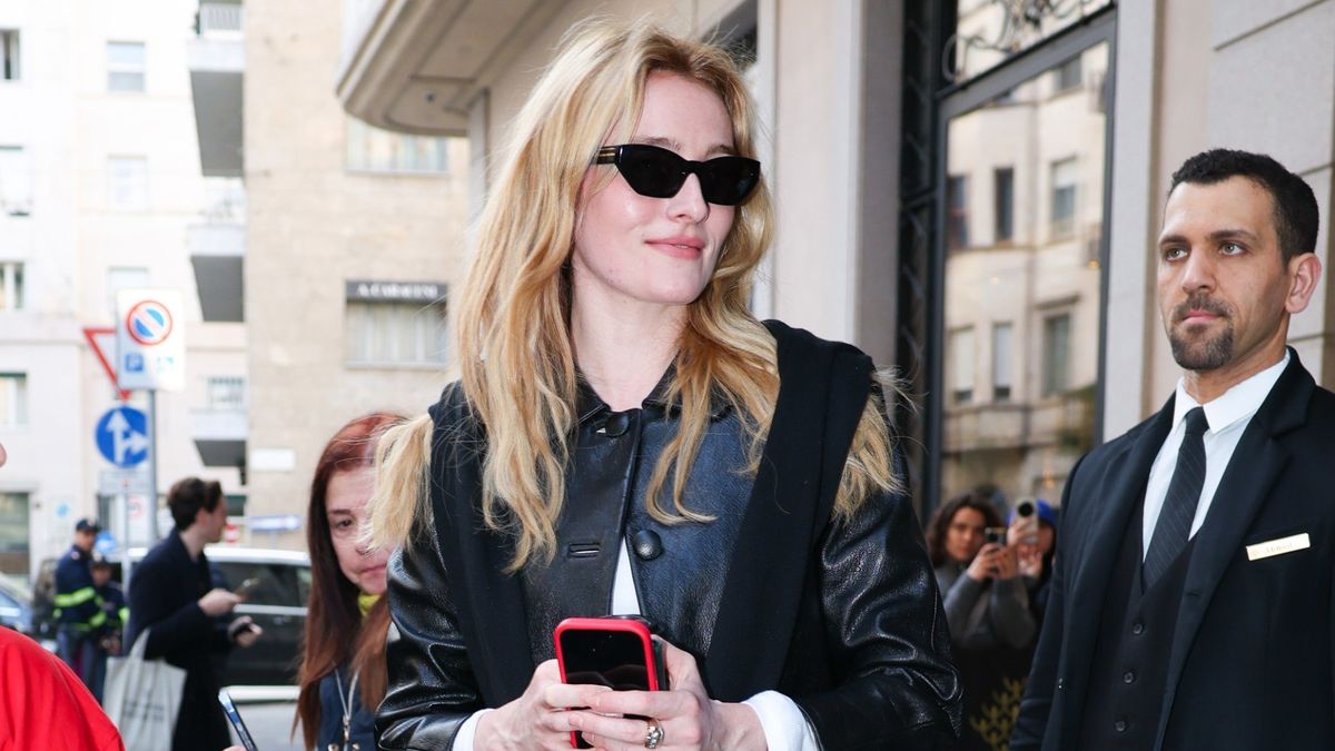 The It Girl Who Plays CBK on TV Just Arrived in Milan Wearing *the* Black-Jeans Outfit of 2026