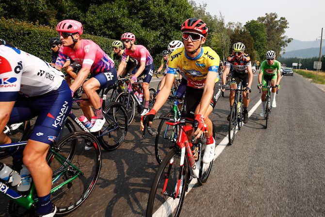 Race leader Jai Hindley (Sunweb) sits comfortably in the main bunch