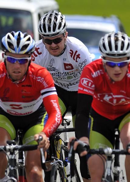 Floyd Landis of Cyclingnzshop.com - Bio Sport has missed the split and is in the second bunch on the road.