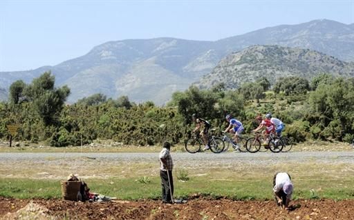 The breakaway group make their way past a farm
