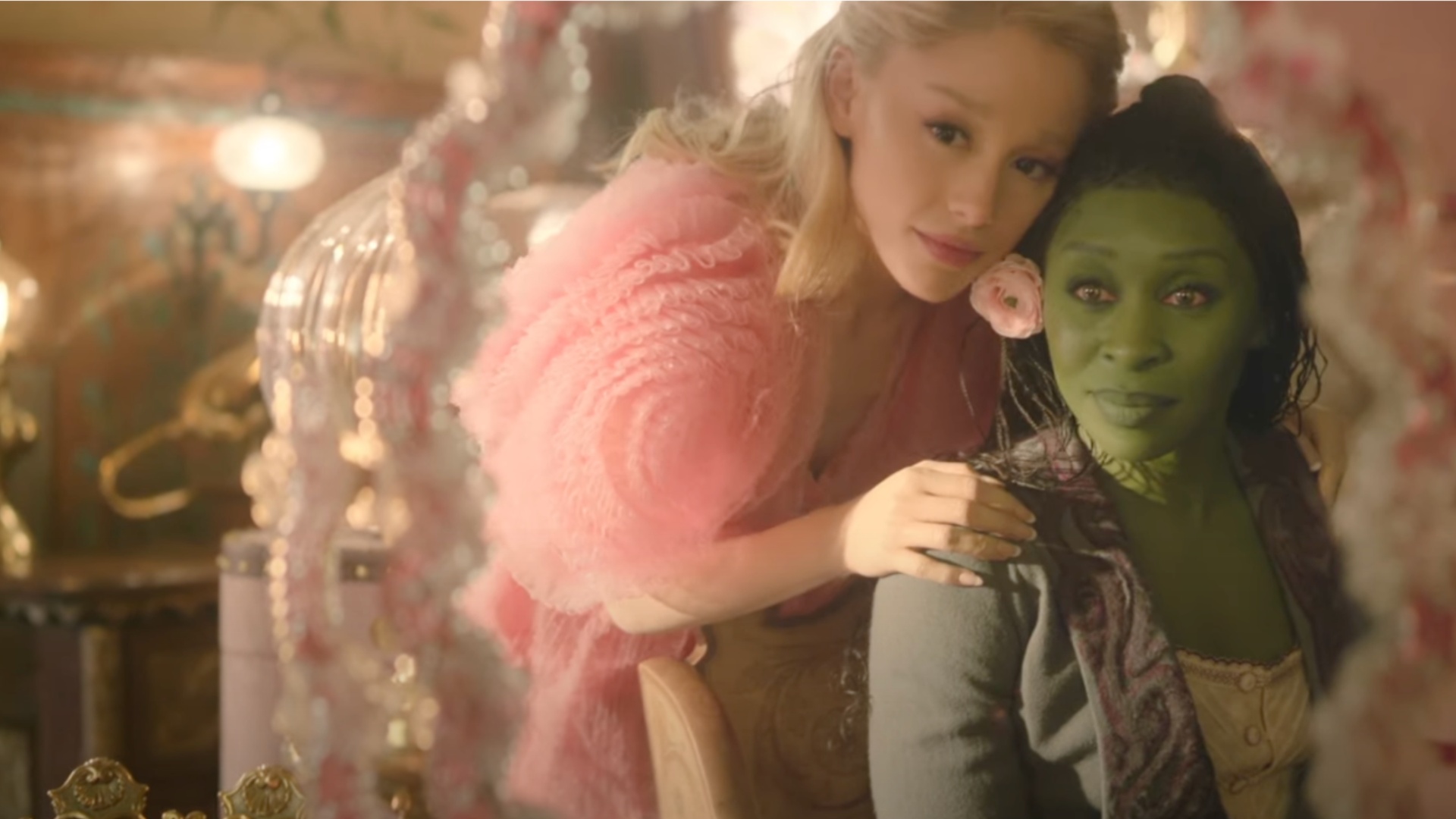 El nuevo tráiler de Wicked muestra romance, planes y una amistad condenada al fracaso mientras Ariana Grande y Cynthia Erivo forman un vínculo poco probable