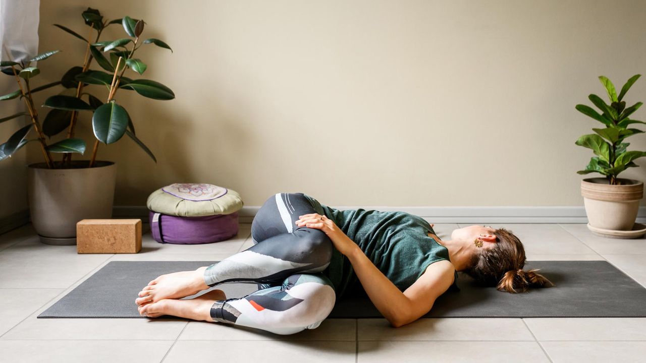 This stretching exercise is a must if you sit down all day — here’s how to mobilize your spine from top to bottom according to a yoga instructor