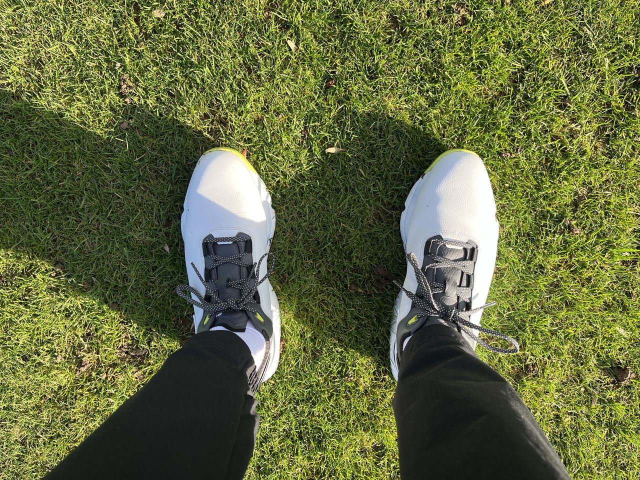 A POW shot of the FootJoy Pro/SLX Carbon golf shoes on feet