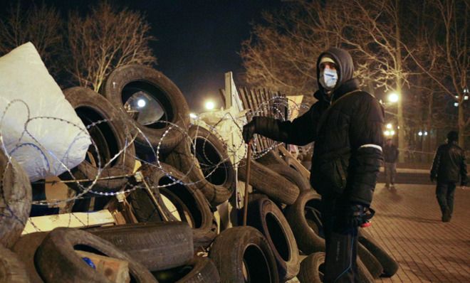 A barricade outside the offices of the Ukrainian Security Service in eastern Ukraine