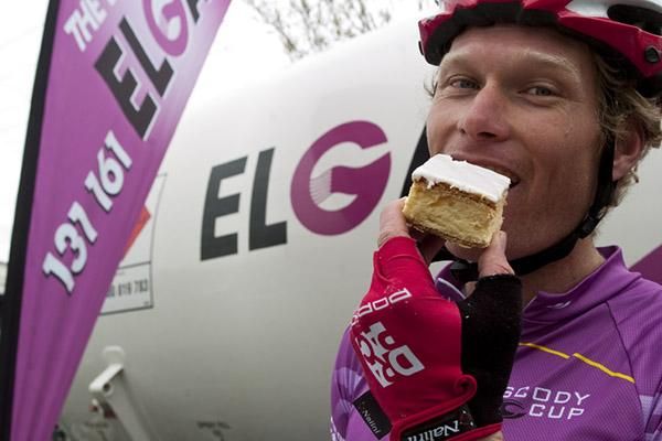 Vanilla slice day: Tour leader Stuart Shaw (Drapac Porsche) samples one of the vanilla slices on offer in Ouyen during their festival on stage ten.
