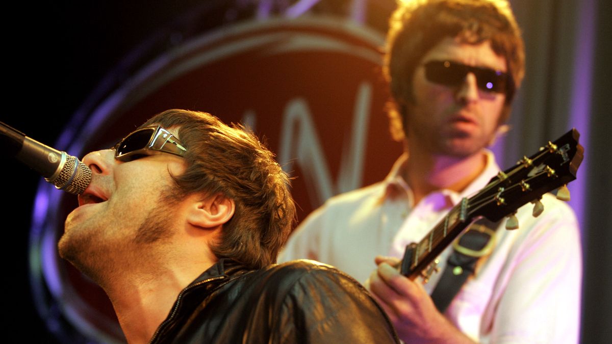 Photo of Noel GALLAGHER and Liam GALLAGHER and OASIS; Liam Gallagher &amp; Noel Gallagher performing live onstage