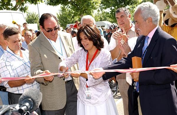 The Mayor of Teruel, Lucia Gomez Garcia, cutting the ribbon to start stage 7