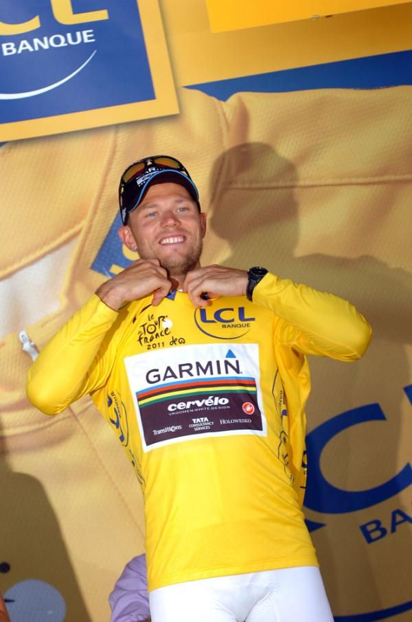 Hushovd pulls the yellow jersey over his rainbow jersey