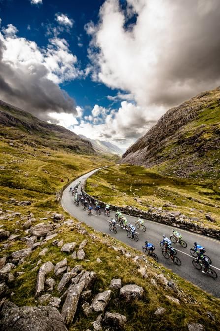 The field descends Pen-y-Pass during the Tour of Britain.