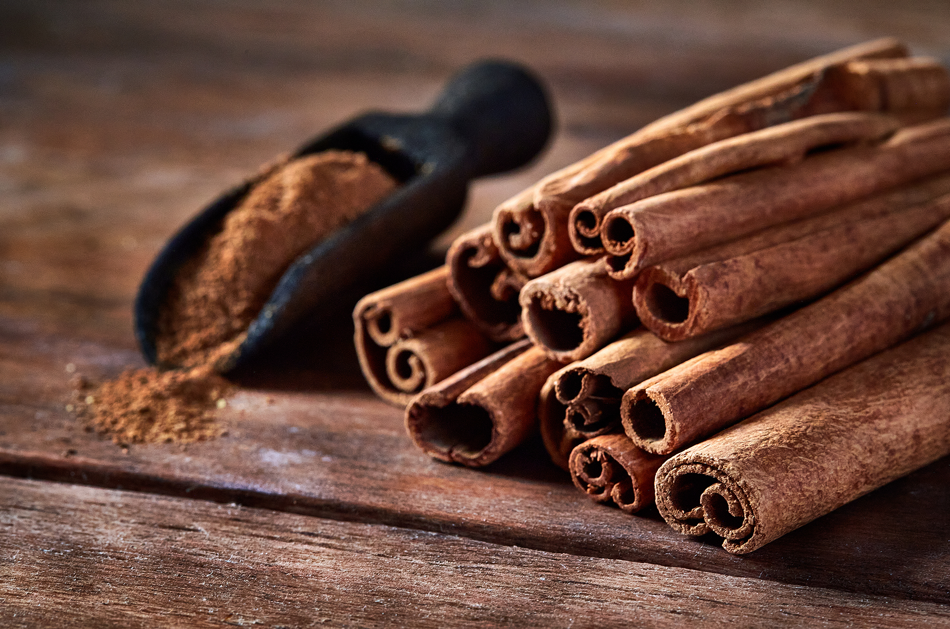 cinnamon sticks and powder on scoop