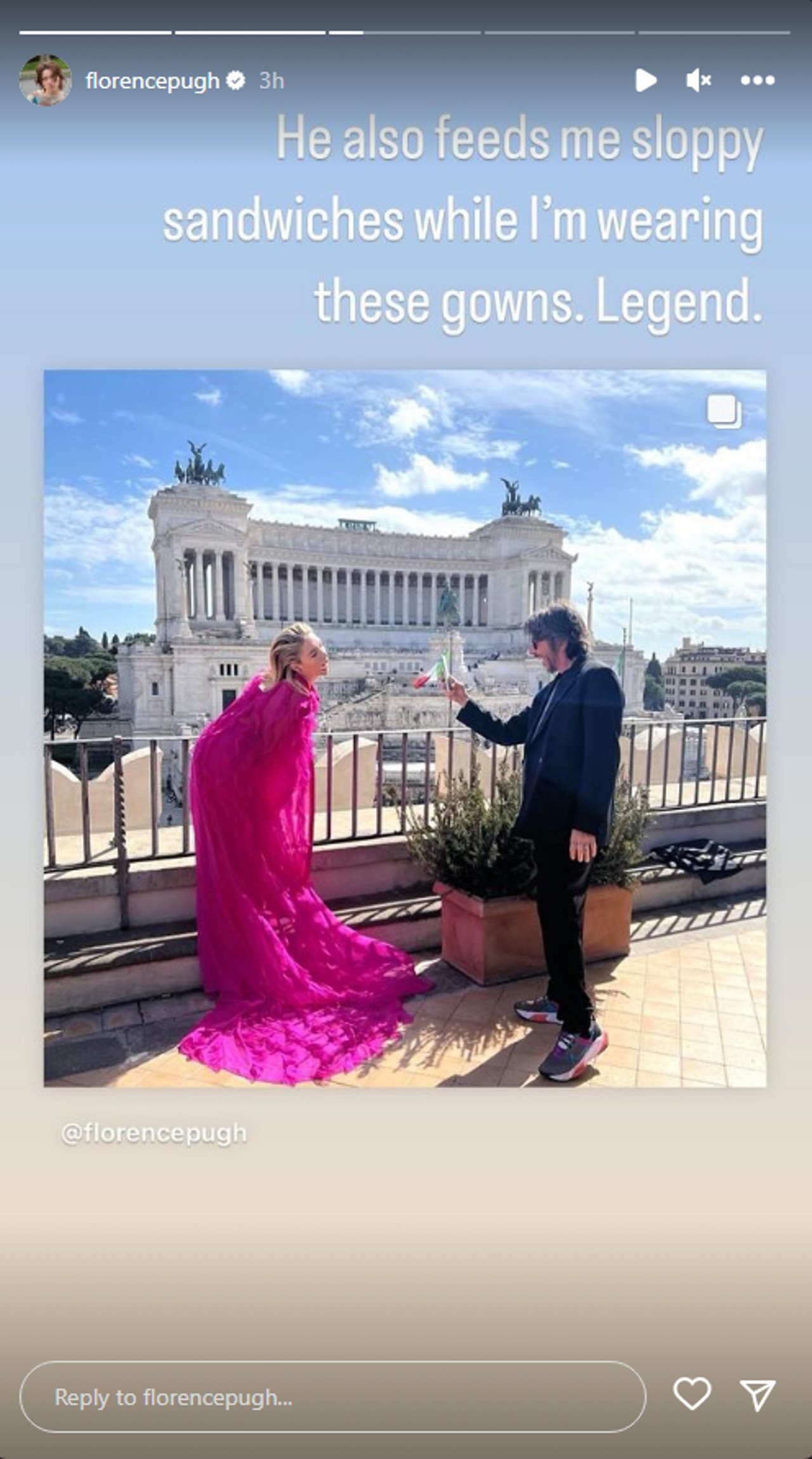 Florence Pugh con un vestido rosa transparente con Pierpaolo Piccioli mientras le toma una foto.