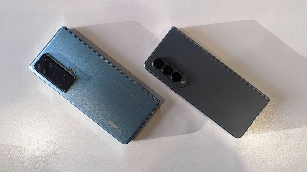 Honor Magic Vs hands-on closed back angled Samsung Galaxy Z Fold 4