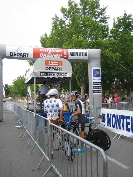 Cyril Dessel and Sylvain Calzati chat before the time trial.