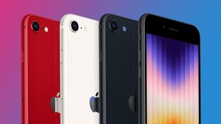 Quatre téléphones iPhone SE 2022 sur fond bleu et rose