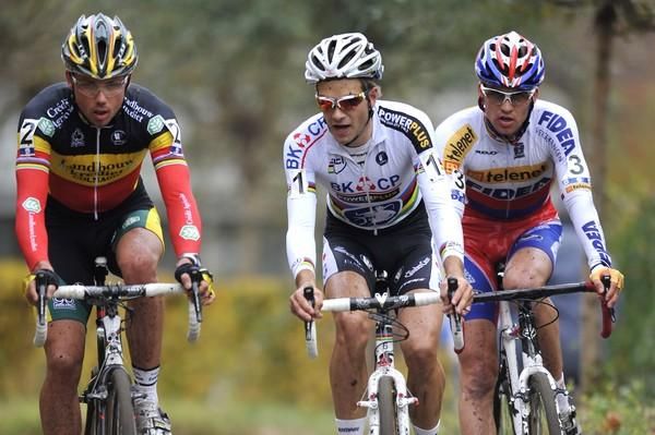 Sven Nys (Landbouwkrediet-Colnago) leads Niels Albert (BKCP - Powerplus) and Zdenek &Scaron;tybar (Fidea)