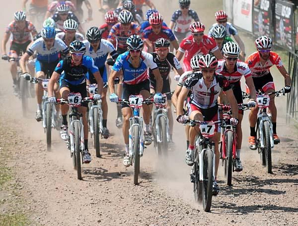 Derek Zandstra (3 Rox Racing) leads the men on the uphill start.