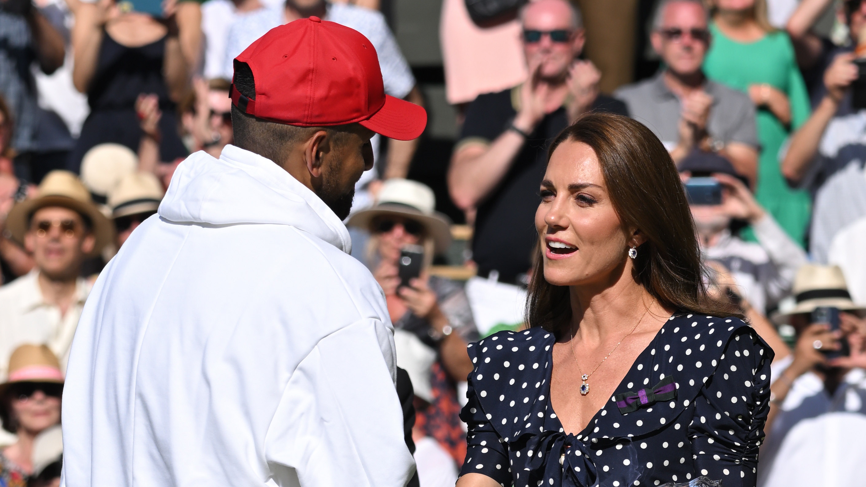 Catherine, princezna z Walesu, představuje běžce na Nicku Kyrgiovi ve finále singlů Wimbledonu na All England Lawn Tennis a Croquet Club 10. července 2022