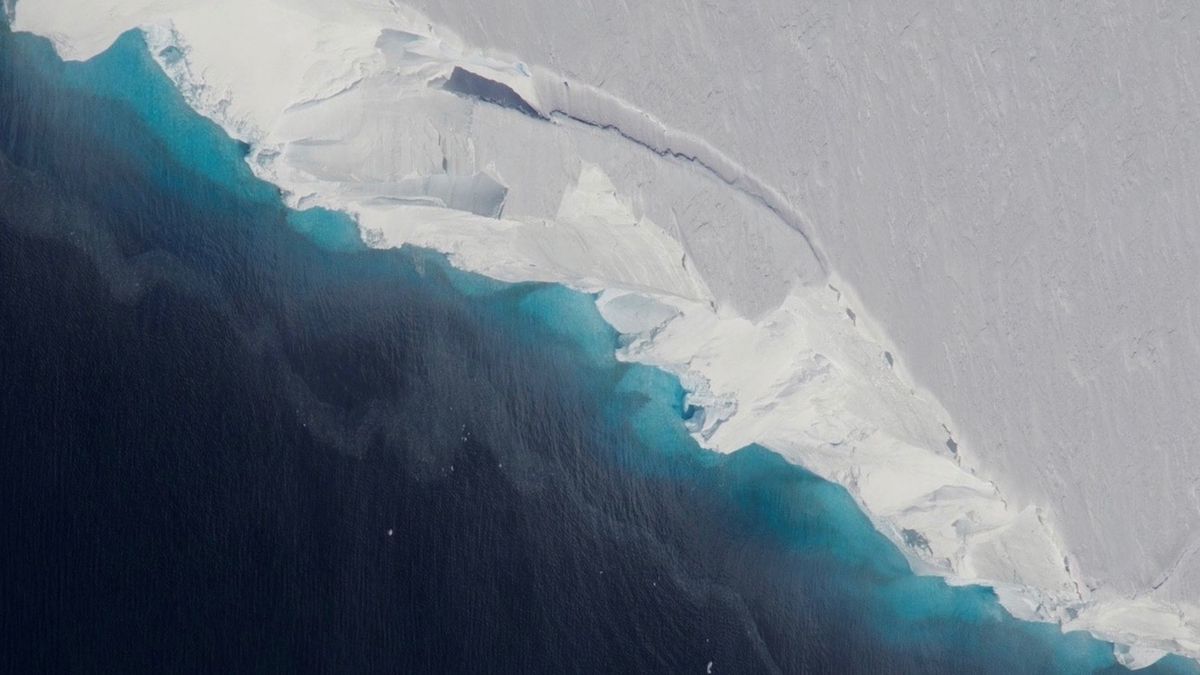 Scientists Are Racing to Figure Out Why This Giant Glacier in Antarctica Is Melting So Fast - Livescience.com
