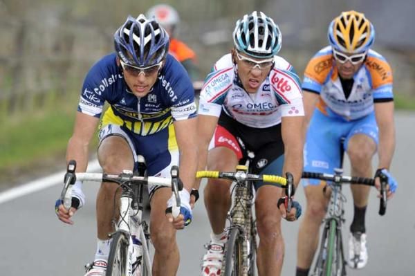 Leukemans, Gilbert and Millar chased together until Millar was dropped on the Muur.