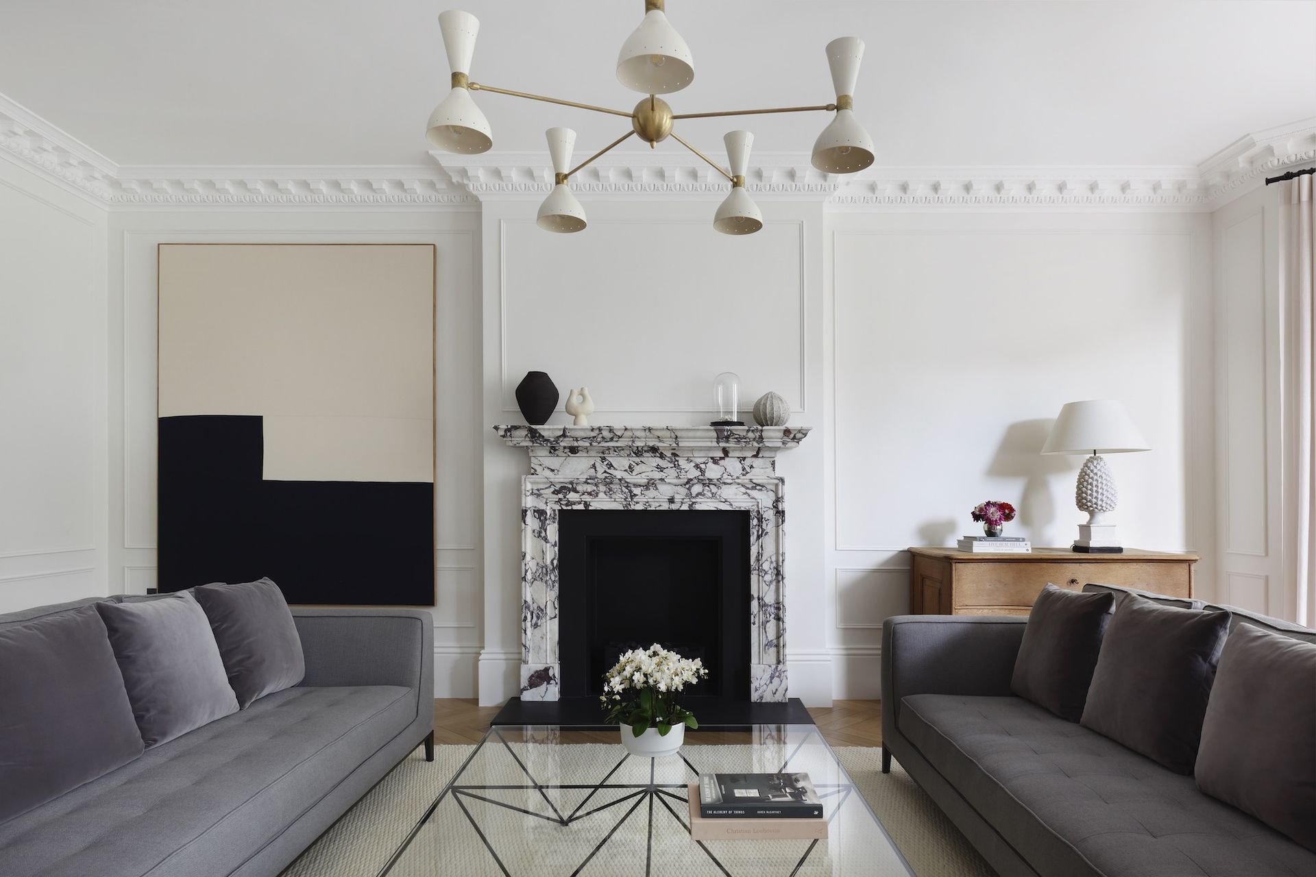 This period apartment combines traditional elegance with a contemporary ...
