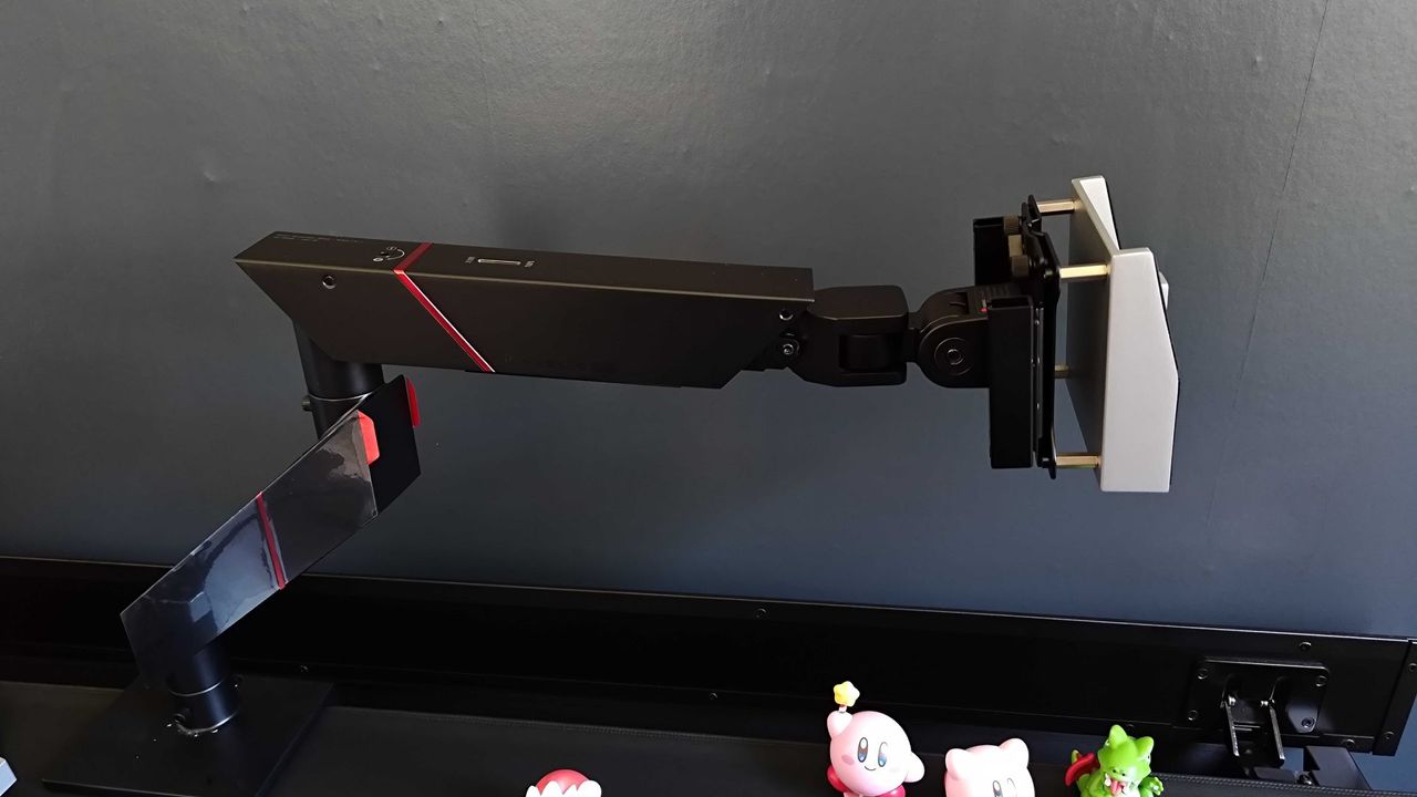 Secretlab Heavy Duty Monitor arm without monitor attached to Magnus Pro desk