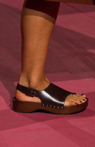 Detaillierte Bilder von Clogs auf dem Hermes-Laufsteg für Frühjahr/Sommer 2025