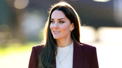 kate middleton gold necklace